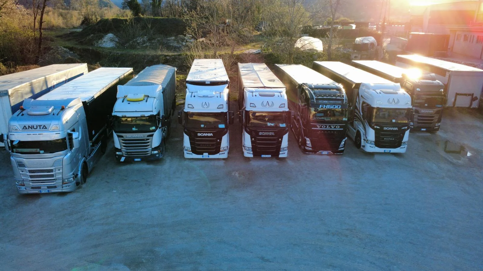 Mezzi della cooperativa riuniti al tramonto