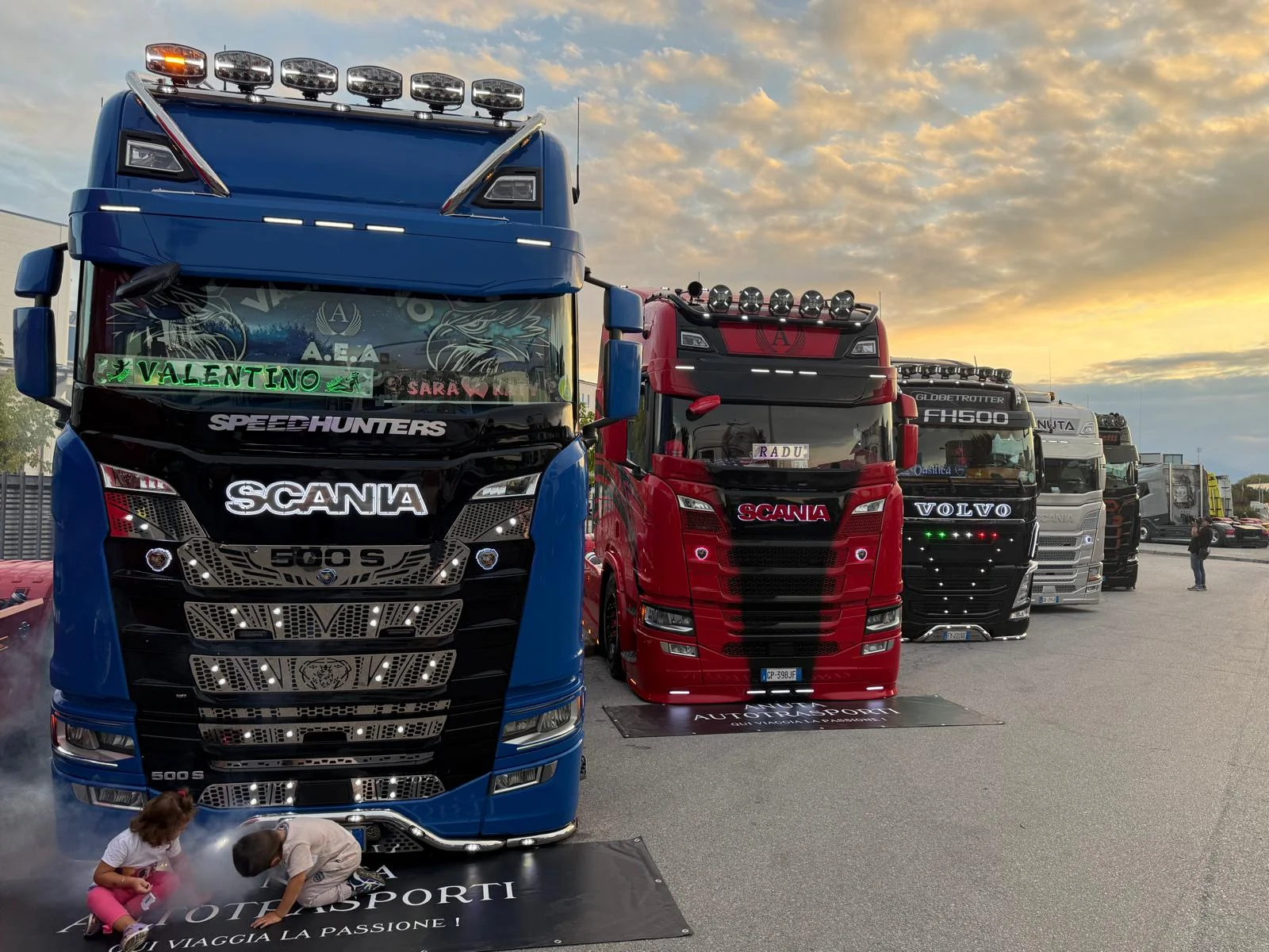 Camion dei soci in fila al raduno