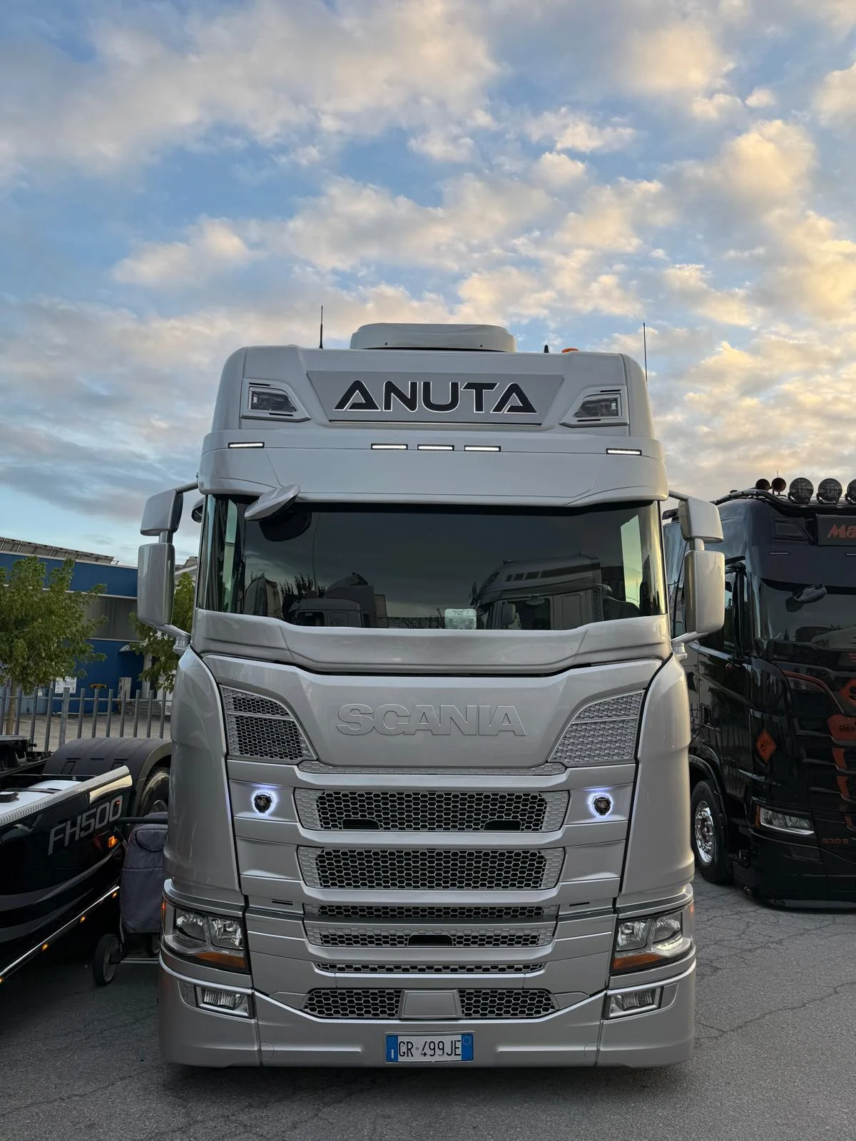 Scania bianco Anuta al raduno