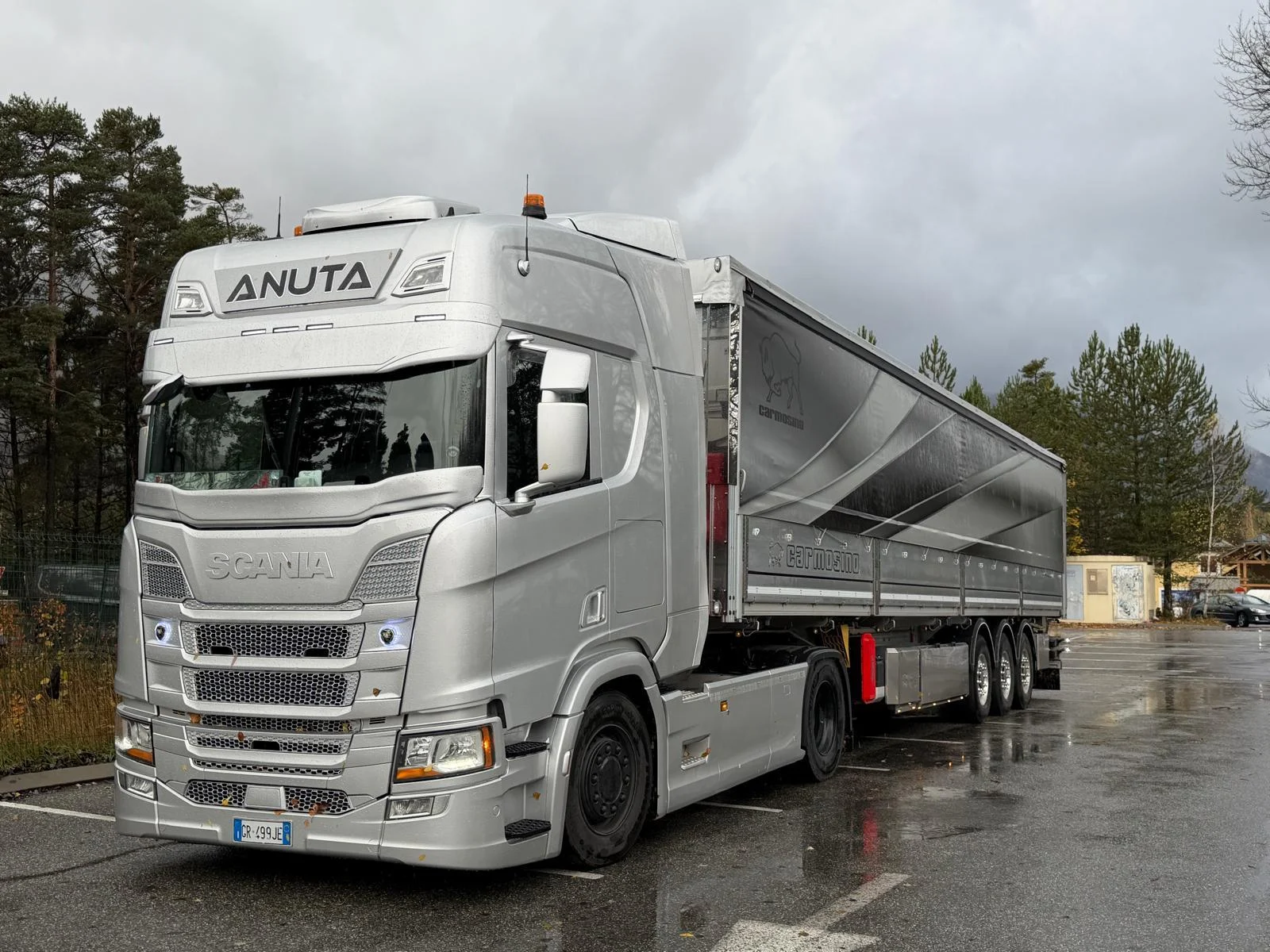 Scania bianco con semirimorchio della cooperativa